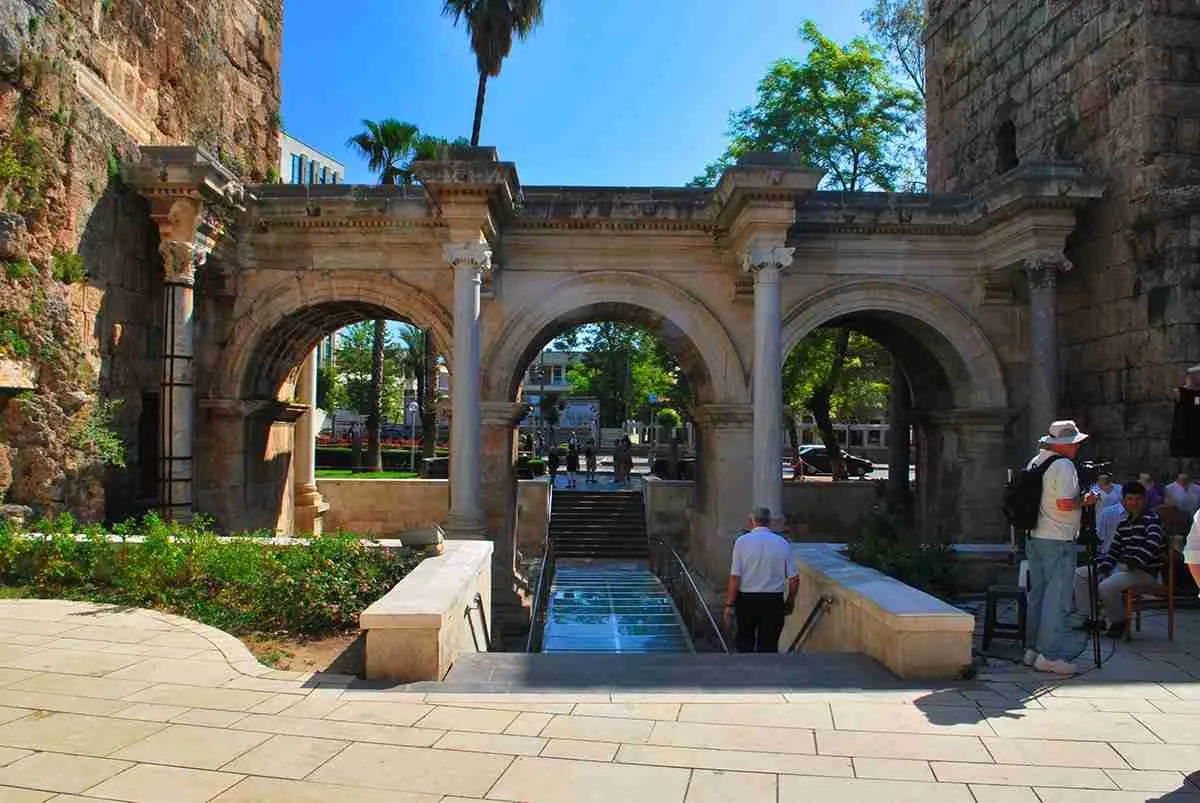 Hadrian's Gate in Antalya — Roman triumphal arch with three arches and Corinthian columns